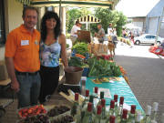 Ehepaar Eckert am Stand beim Bauernmarkt Forchheim am 17.6.2007