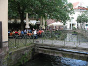 Auf der Insel: Blick nach Westen �ber den Gewerbebach zur Sichelschmiede am 5.6.2007#