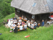 Jockelesh�usle um 13 Uhr am 3.6.2007: Matthias Mayer (vorne links) bei der Familienwanderung