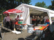 Blick nach Nordwesten zur K�che und Kn�delstation (links) am 17.6.2007 um 10 Uhr