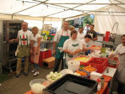 Blick in die K�che unterm Zelt morgens um 10.30 Uhr am 17.6.2007