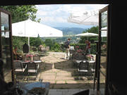Blick nach Norden aus dem Gastraum �ber die Terrasse ins Dreisamtal am 10.6.2007