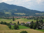 Tele-Blick vom Sattel des W�lflebergs nach Westen �ber Kirchzarten zum Kybfelsen am 22.6.2007