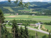 Tele-Blick vom Wölflesberg nach Norden über den B31-Abzweig Himmelreich zum Ibental am 22.6.2007