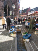 Blick nach Osten zum M�nsterplatz am 12.3.2007 - Kisten am B�chle