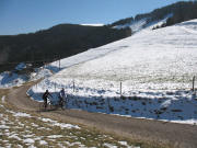 Blick nach Osten zur H�fener H�tte am 11.3.2007 - Biker unterwegs