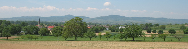 Blick nach Nordwesten über March-Buchheim zum Kaiserstuhl am 5.5.2007