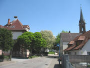 Blick nach Osten zu Kirche und Rathaus (Storch brütet) in Buchheim am 6.5.2007