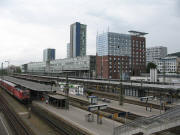 Blick nach Nordosten �ber den Freiburger Hauptbahnhof am 4.6.2006 - die H�llentabahn wartet auf Gleis 6