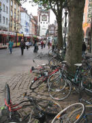 Blick in der KaJo zum Martintstor am 10.5.2007: Fahrr�der �berall und am Boden