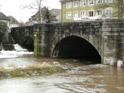 Die Hochwassermarke am Neumagen in Bad Krozingen ist das weiße Schild 