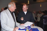 J�rg Lange (rechts) bei der Signierung seines Dreisam-Buchs