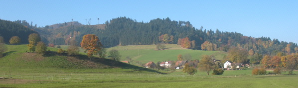 Blick vom Schütterlehof in Neuhäuser nach Südwesten zu Fischbach und Kamelberg (links oben) am 3.11.2007
