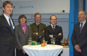 Freude �ber die Halstrup-Walcher-Erweiterung bei J�rgen Walcher, Ulrike Walcher, B�rgermeister Georg-Wilhelm von Oppen, Sparkassen-Vorstandsvorsitzender Jochen Brachs und Sparkassen-Marktbereichsleiter Firmenkunden Gerhard Strittmatter (v.l.).