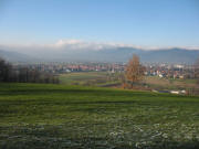 Blick vom Giersberg nach Westen �ber Kirchzarten ins neblige Freiburg am 18.11.2007