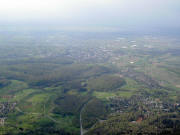 Blick nach Westen auf Lipburg (links), Badenweiler (rechts), Niederweiler (Mitte rechts) und Müllheim (oben)
