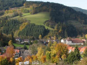 Tele-Blick von Vörlinsbach nach Westen über die Oberrieder Kirche am 31.10.2007