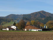 Tele-Blick nach Südwesten über den Thaddäushof zum Kamelberg und Pfeiferberg (links) am 31.10.2007