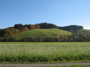 Blick nach Osten �ber den Segelflugplatz zum St.Johannisberg (450 m hoch) und Hannisenhof (rechts) am 31.10.2007
