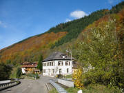 Blick nach Westen zu ehem. Schule/Rathaus im Zastler am 31.10.2007