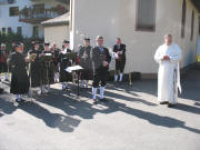 Nach dem Gottesdienst: Pater Martin begrt die Trachtenkapelle und die zahlreichen Besucher zum Platzkonzert