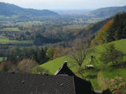 Tele-Blick �ber den H�uslemaierhof nach Westen ins Dreisamtal am 20.10.2007