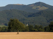 Tele-Blick vom Dreisamtal �ber die Giersbergkapelle zu Hinterwaldkopf und Roteck (rechts) am 30.7.2007