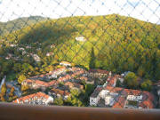 Blick nach Osten durchs Schutzgitter des Fahrstuhls zum Schatten des M�nsterturms am Schlo�berg 