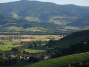 Tele-Blick über die Maierswald-Anhöhe nach Süden über Stegen-Oberbirken und Giersberg bis Oberried am 20.7.2007