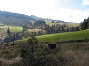 Blick nach S�den �ber den Kleinen Sikihang zu Stolenbacher H�tte (links) und Pirmin-Kleiser-Denkmal (rechts)