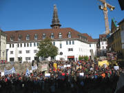 Blick nach Norden zum Münster am 20.10.2007 am Augustinerplatz: Hunger nach Bildung dichtgedrängt