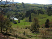 Blick vom Schniederlihof nach S�den zum Dobelweiher und Dobelhof (links)