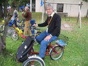 Gernot Wolfgang von DeWo auf einem Draisin Dreirad  am 30.9.2007 in Stegen