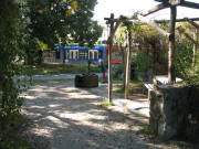 Blick nach S�den in Gr�nspange 5: Laube, Brunnen und Fl�ster-Strassenbahn auf der Vauban-Allee am 22.9.2007