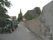 Blick nach Westen �ber die Sp�tburgunderwarteschlange zu Pfarrhaus und Kirche Wolfenweiler am 29.9.2007 gegen Abend