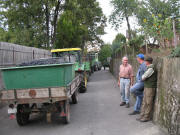 Winzer-Gespr�che (Kurt Burggraf rechts) im Pfarrg�ssle mit Blick auf volle Weinbottiche am 29.9.2007