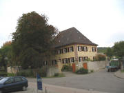 Blick nach Nordosten zum ev.Pfarrhaus Wolfenweiler - rechts die Winzer in der Warteschlange zur WG am 29.9.2007