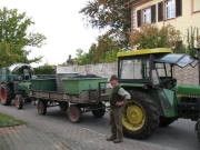 Kurt Burggraf mit Sp�tburgunder vor dem Pfarrhaus am 29.9.2007