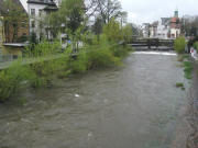 Hochwasser: Blick nach Westen zur Schwabentorbr�cke am 24.4.2008
