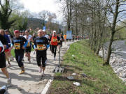 Blick nach Westen auf dem Dreisamuferweg am 6.4.2008 - Freiburg-Marathon um 12.30  Uhr