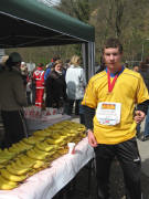 Sch�ler-Staffellauf S'Cool run am 6.4.2008 beim Sandfang: Medaillen und Bananen