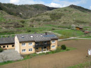 Blick nach Norden �bers Weingut Sch�tzle in Schelingen hoch zum Staffelberg am 12.4.2008