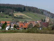 Blick nach Osten �ber Tannenkirch zum Erzberg mit Kriegerdenkmal (links) am 17.4.2008