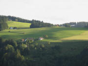 Tele-Blick vom T�nnlehof �ber den Spirzen zum Freyel mit Simonshof, Hundschachen (links Mitte), B�uerlesh�tte (links oben) und J�rgenh�usehof (rechts) am 25.8.2008