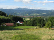 Blick nach Norden �ber den Gallibauernhof zu Kirchzarten und Kandel am 5.8.2008