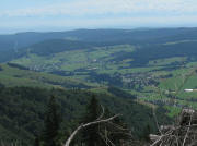 Blick vom Herzogenhorn-Gipfel nach S�den ins Bernauer Tal am 6.8.2008