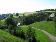 Blick nach Westen �ber den Oberen Heubachhof zum Guckenb�hl 1019 m am 25.8.2008