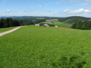 Kohlplatzbildst�ckle am 25.8.2008: Blick nach Norden �ber den Kohlplatzhof auf Neukirch