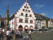 Blick nach Norden zum Kornhaus und Brunnen auf dem M�nsterplatz am 30.7.2008 gegen 16 Uhr
