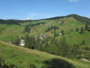 Blick nach Westen �ber Muggenbrunn und Oberh�user (oben Mitte) hoch zum 1235 m hohen K�pfle am 24.8.2008